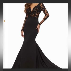 Mori Lee size 0 but will fit 0-2/4. Worn 2 hours like new. Will take best offer